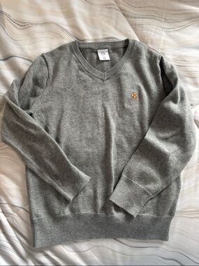 GAP Men's Gray V-Neck Sweater with Small Gold Crest